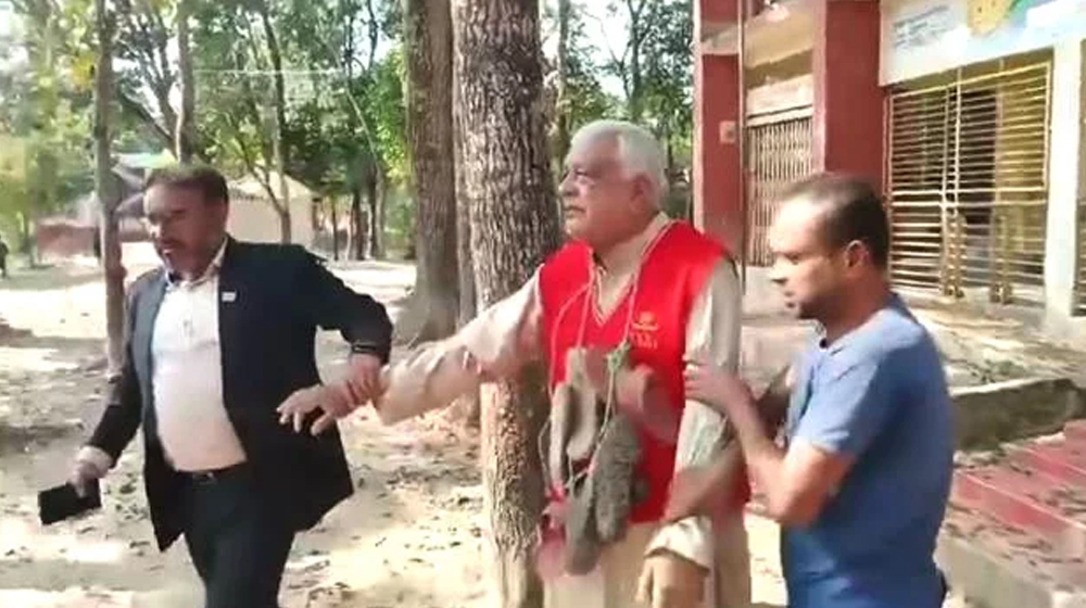 বিজয়ের মাসে বীরের গলায় জুতার মালা!