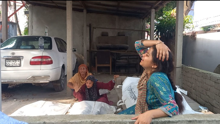 প্রাইভেট কার খাদে পড়ে একই পরিবারের ৩ জন নিহত