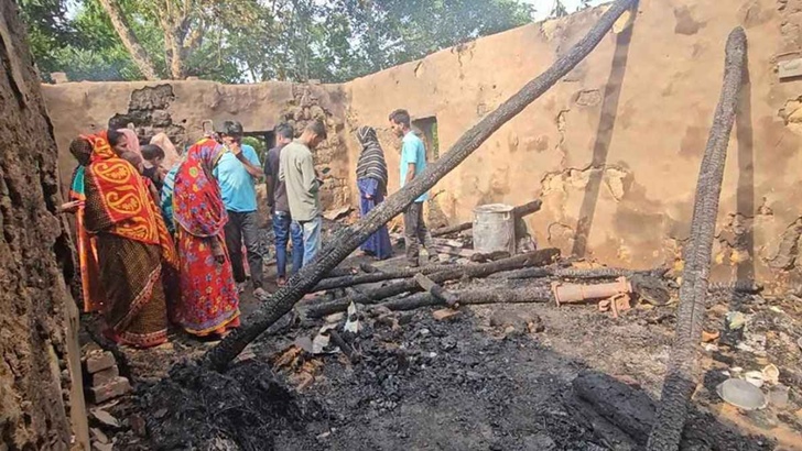 বজ্রপাতে মা-ছেলেসহ তিনজনের মৃত্যু