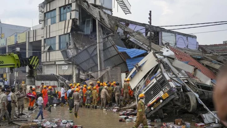 উত্তরপ্রদেশে ভবনধসে আটজনের প্রাণহানি