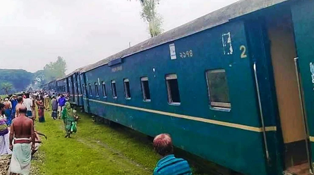 বগুড়ায় ট্রেনের ২ বগি লাইনচ্যুত