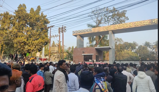 পাবনায় ডিসি‌‌ অফিস ঘেরাও করে ঘণ্টাব্যাপী বিক্ষোভ বিএনপির নেতাকর্মীদের