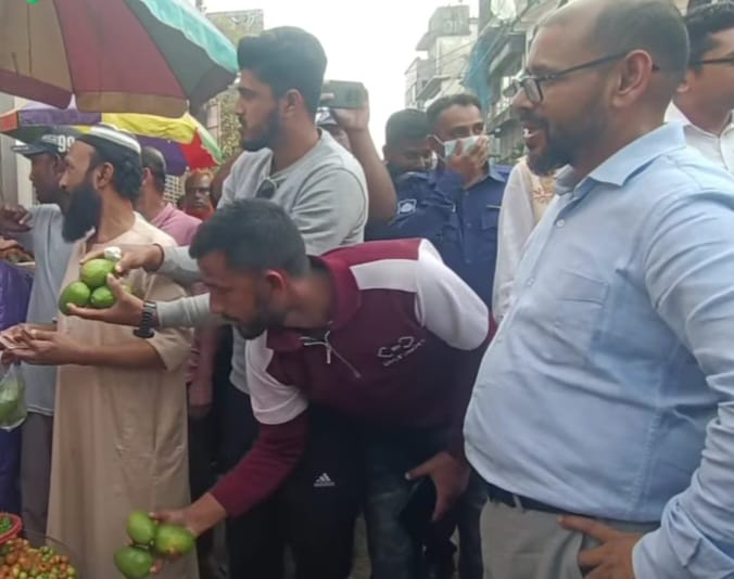 জেলা প্রশাসক দেখেই ১২০ টাকার লেবু নেমে এলো ৪০ টাকায়