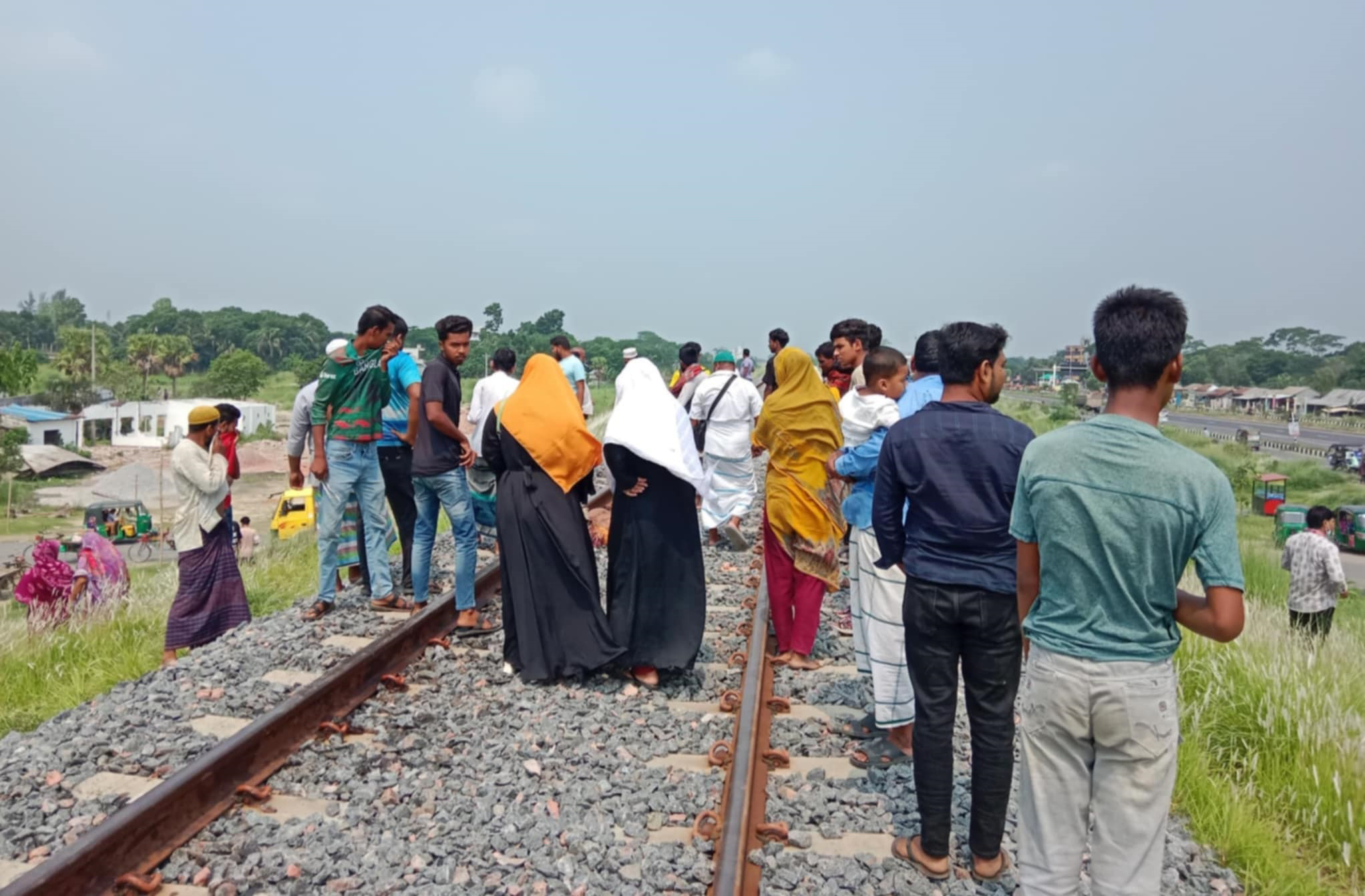 টাঙ্গাইলে ট্রেনে কাটা পড়ে ৫ জন নিহত