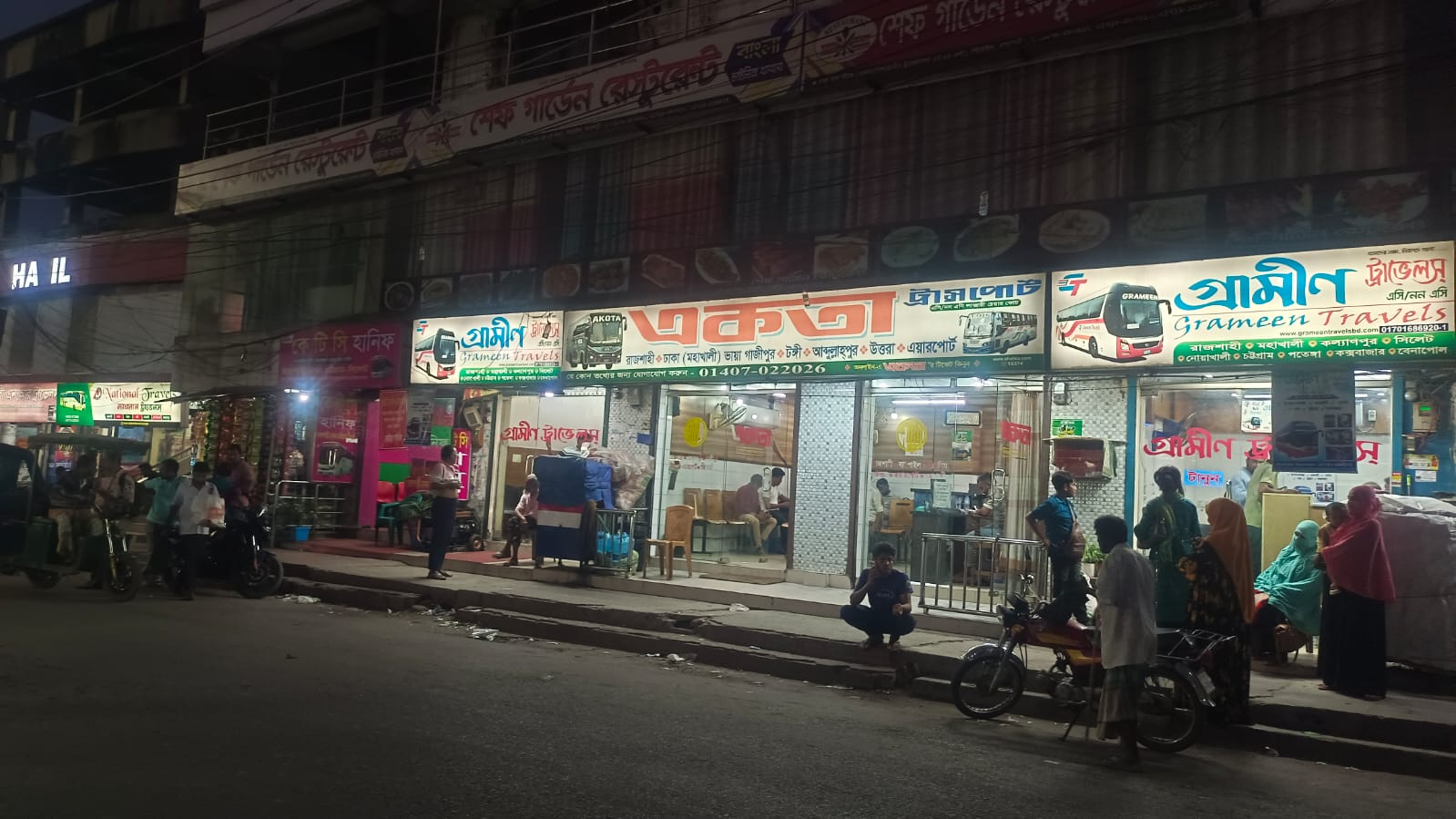 রাজশাহী-ঢাকা রুটে বাস চলাচল বন্ধ, চরম ভোগান্তিতে যাত্রীরা