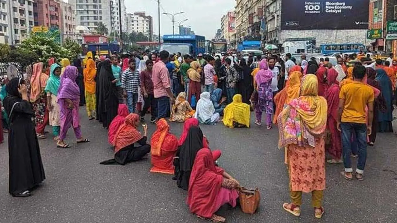 বনানীতে পোশাকশ্রমিকদের সড়ক অবরোধ