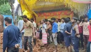ভারতে মন্দিরের প্রাচীর ভেঙে প্রাণ গেল ৮ জনের