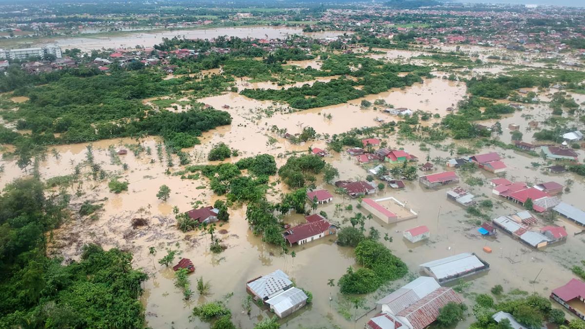 ইন্দোনেশিয়ায় বন্যা-ভূমিধসে মৃতের সংখ্যা বেড়ে ৯১৬