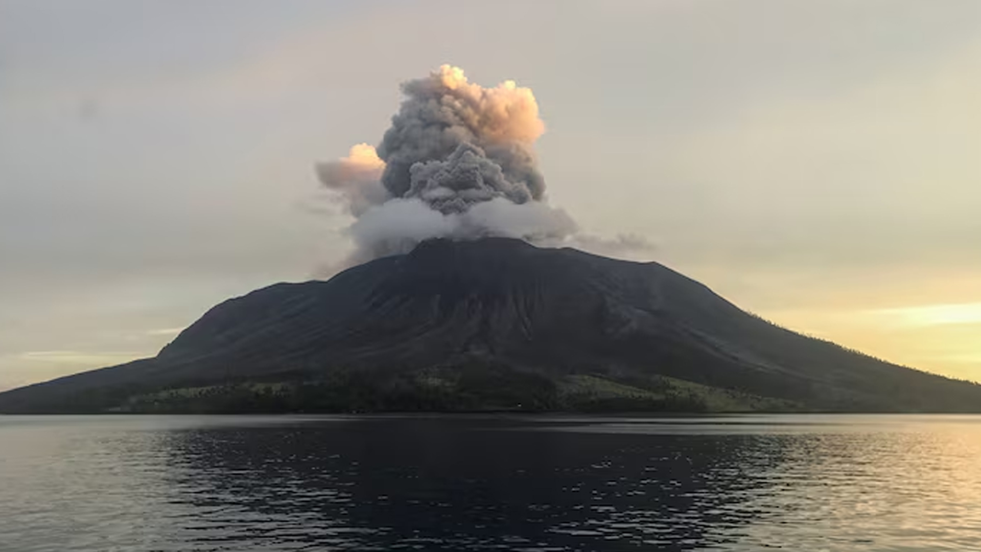 ইন্দোনেশিয়ায় আগ্নেয়গিরিতে ভয়াবহ অগ্ন্যুৎপাত