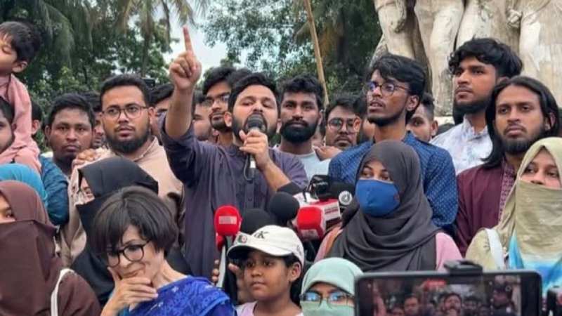 পদত্যাগকারী রাষ্ট্রপতিকে গ্রেপ্তারের দাবিতে ইনকিলাব মঞ্চের বিক্ষোভ