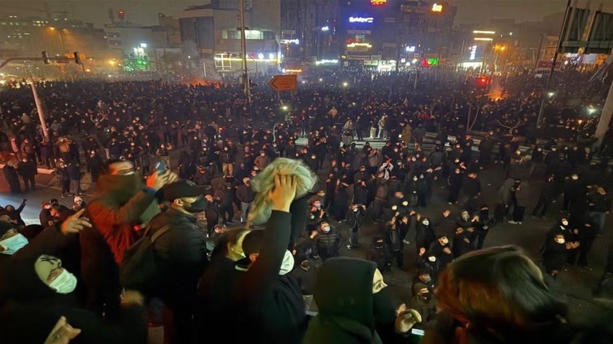 ইরানে বিক্ষোভ দমনে গুলি, ২ হাজার মানুষের প্রাণহানির শঙ্কা