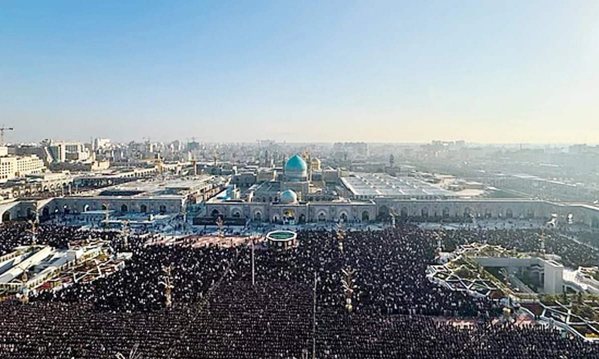 যুদ্ধের মধ্যে খোলা মাঠে ঈদের নামাজ আদায় ইরানিদের