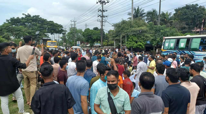 চাকরিচ্যুত ইসলামী ব্যাংকের কর্মকর্তাদের মহাসড়ক অবরোধ