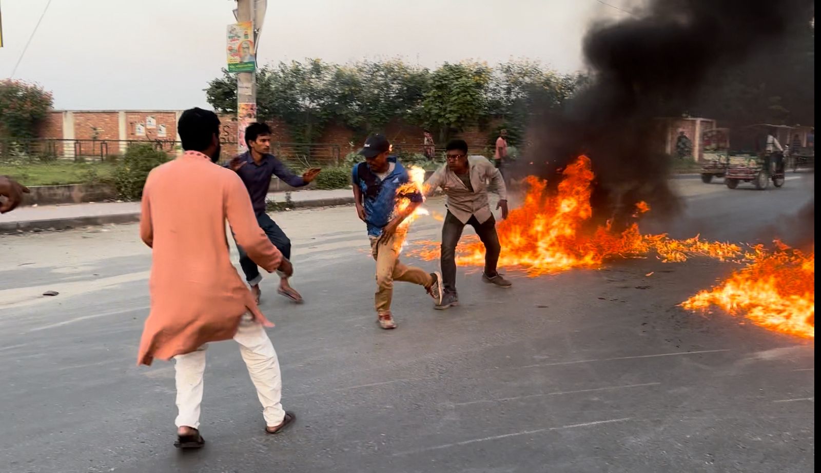 প্রার্থী পরিবর্তনের দাবিতে টায়ার জ্বালাতে গিয়ে ছাত্রদল নেতার শরীরে আগুন