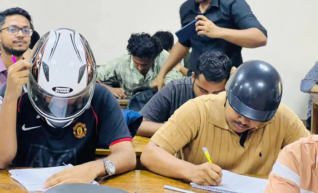 হেলমেট পরে পরীক্ষা দিচ্ছেন জবি শিক্ষার্থীরা