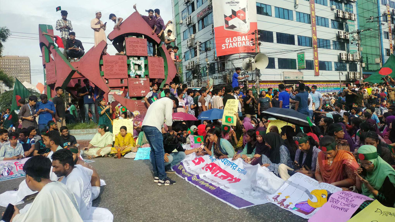 পুলিশি বাধা উপেক্ষা করে জিরো পয়েন্টে জবি শিক্ষার্থীরা