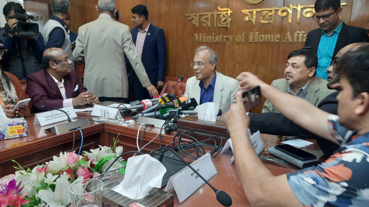 দেশে অবৈধভাবে বাস করছে ৩৩ হাজার বিদেশি