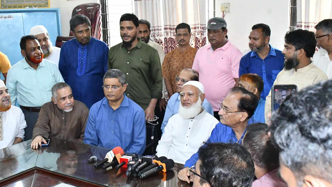 ঢাকেশ্বরী মন্দির পরিদর্শন করলেন জামায়াত আমির