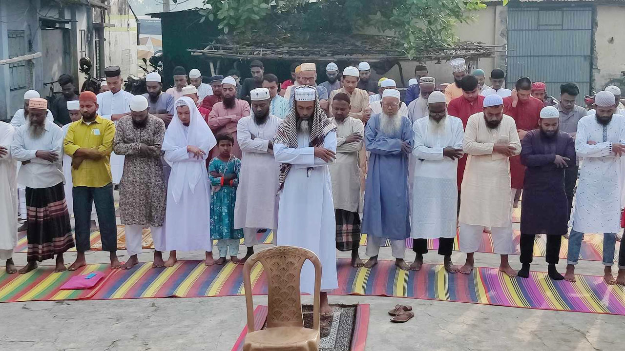সৌদির সঙ্গে মিল রেখে ঝিনাইদহে ঈদ উদযাপন
