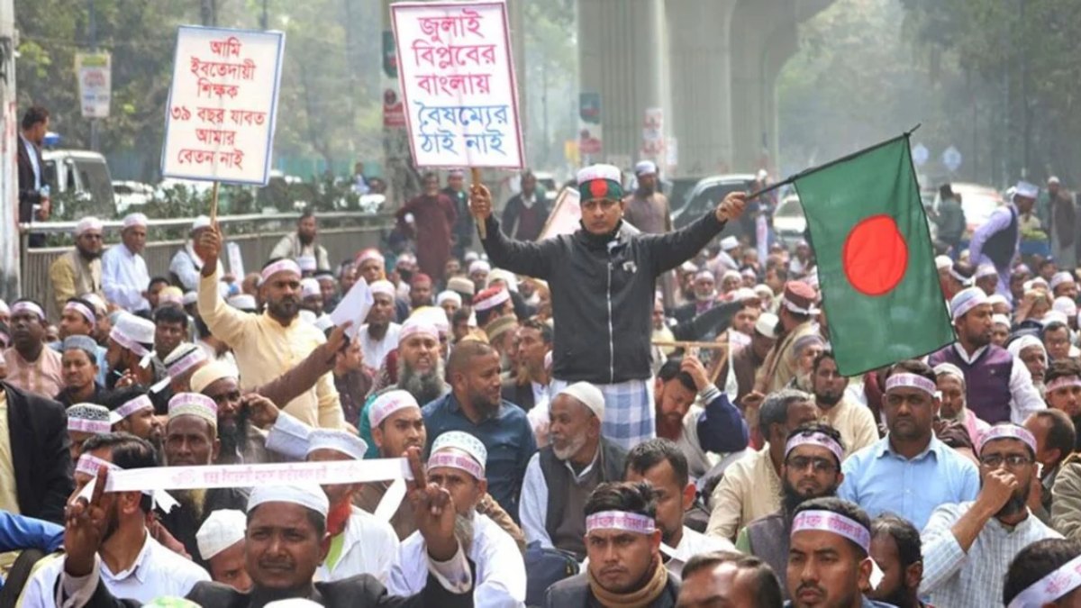 দুপুর ২টার মধ্যে জাতীয়করণের ঘোষণা না দিলে কঠোর কর্মসূচি শিক্ষকদের