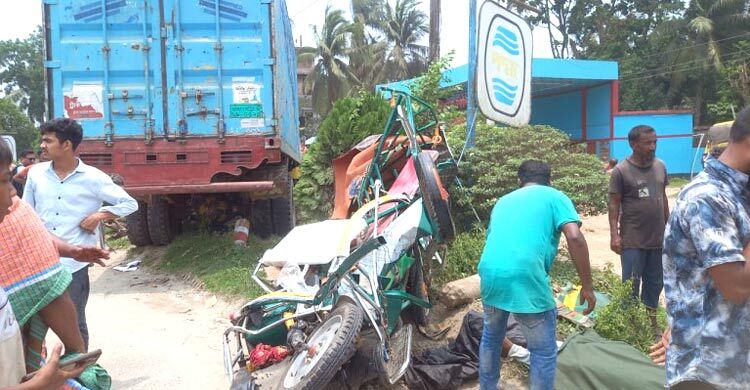 যশোরে কাভার্ডভ্যানের চাপায় মা-ছেলেসহ নিহত ৪