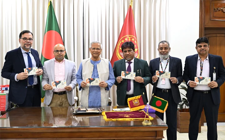বিজয় দিবস উপলক্ষে স্মারক ডাকটিকিট অবমুক্ত করলেন প্রধান উপদেষ্টা