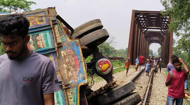 ফেনীতে ট্রাকে ট্রেনের ধাক্কায় নিহত বেড়ে ৬