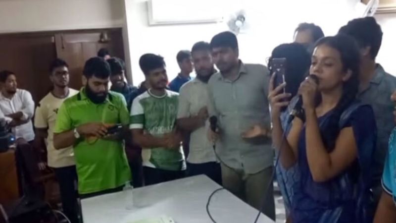 জাকসু নির্বাচন : উপাচার্য ও নির্বাচন কমিশন অবরুদ্ধ