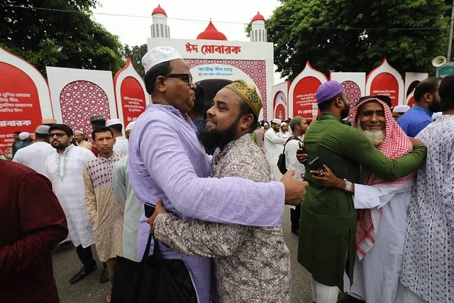 ঈদ জামাতে মুসলিম উম্মাহর কল্যাণ কামনা