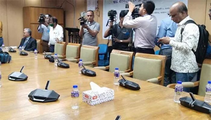 বাংলাদেশ ব্যাংকের সংবাদ সম্মেলন বর্জন করলেন সাংবাদিকেরা