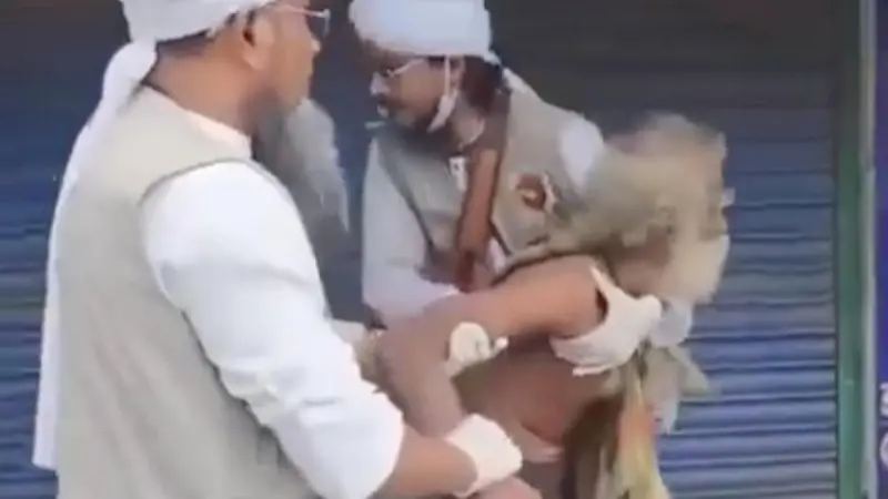 বৃদ্ধের চুল কাটতে মোহাম্মদপুর থেকে কাশিগঞ্জে, 'মানবিক কাজ' না জুলুম?