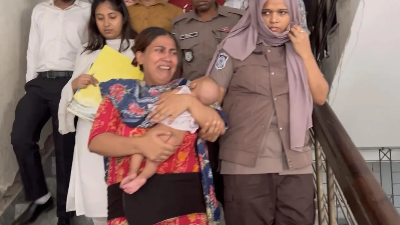 দেড় মাসের শিশু নিয়ে কারাগারে যুব মহিলা লীগ নেত্রী