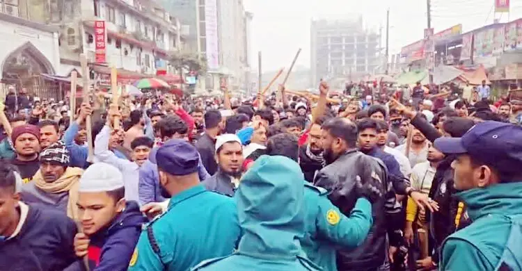 রাজধানীতে ব্যবসায়ীদের মানববন্ধনে হামলা, সেনা মোতায়েন