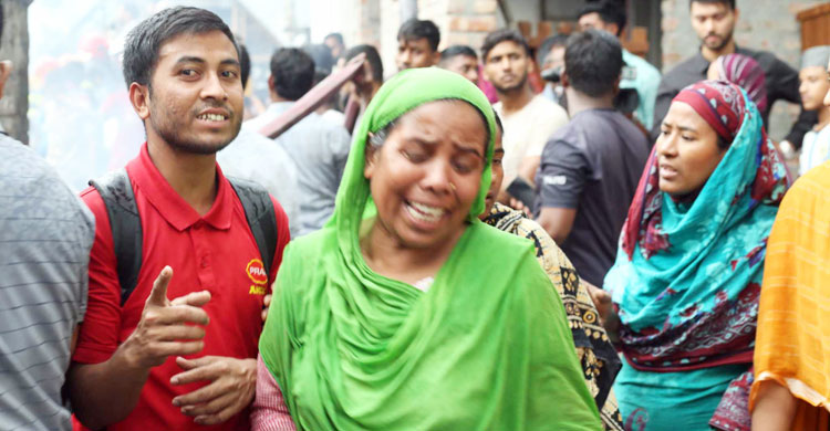 আগুনে সব সম্বল হারিয়ে কাঁদছেন বাসিন্দারা
