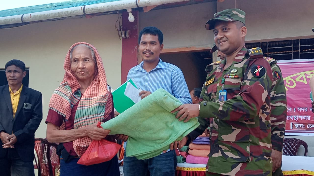 খাগড়াছড়িতে সেনাবাহিনীর বিনামূল্যে চিকিৎসাসেবা ও শীতবস্ত্র বিরতণ