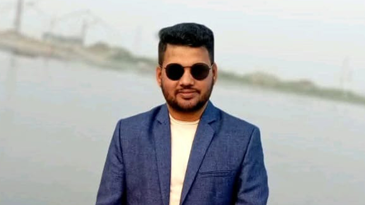 বাসডুবির ঘটনায় বেঁচে ফেরা খাইরুলের ফোন ছিনিয়ে নেন উদ্ধারকারী