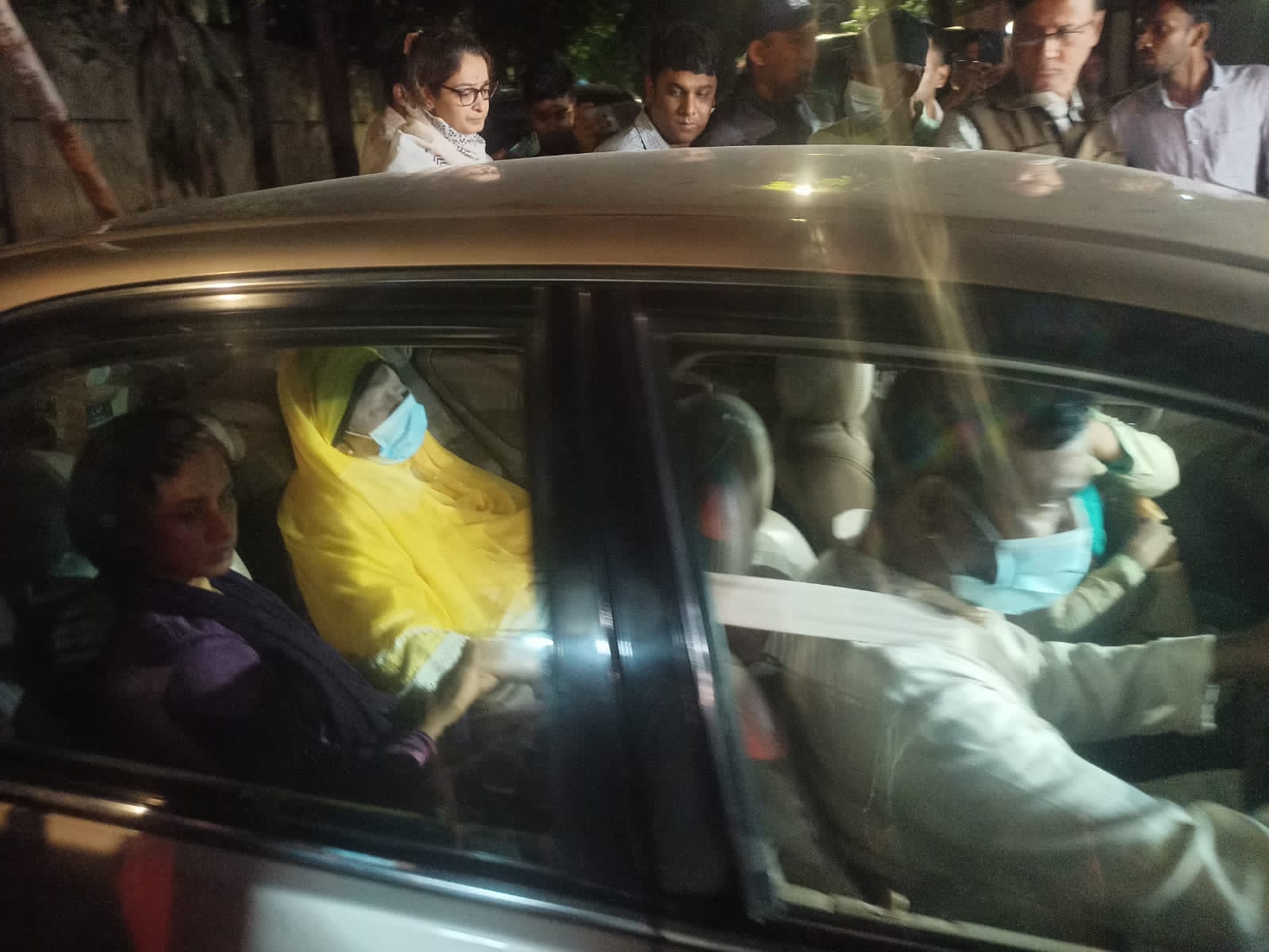 মাঝরাতে হঠাৎ অসুস্থ খালেদা জিয়া, নেওয়া হয়েছে হাসপাতালে