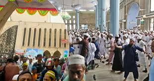 পলাতক খতিবের বিরুদ্ধে বায়তুল মোকাররমে বিক্ষুব্ধ জনতার মিছিল