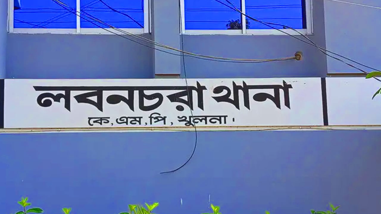 খুলনায় ঘরে ঢুকে একই পরিবারের ৪ জনকে গুলি