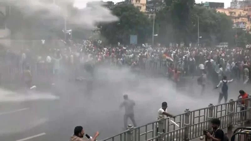 মমতার পদত্যাগ দাবিতে সচিবালয় ঘেরাও, ব্যাপক সংঘর্ষ