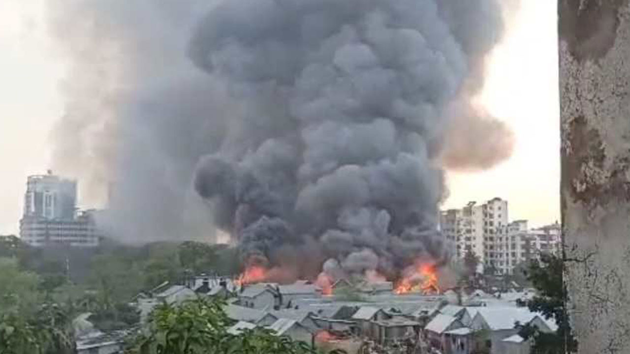 রাজধানীর কড়াইল বস্তির আগুন নিয়ন্ত্রণে