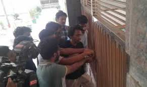 কুয়েটের সব ভবনে তালা দিলেন শিক্ষার্থীরা