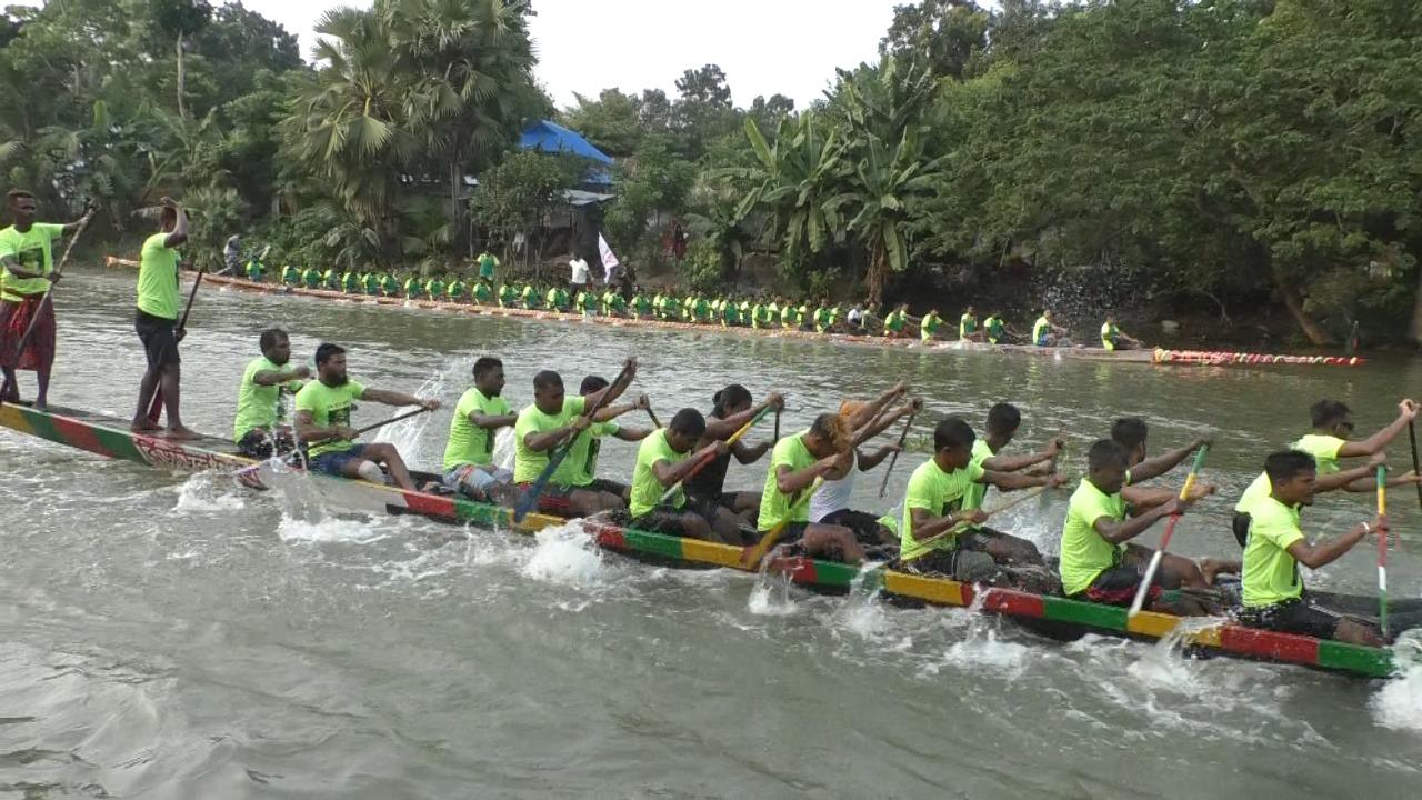 কুমার নদে নৌকাবাইচে হাজারো দর্শকের উল্লাস