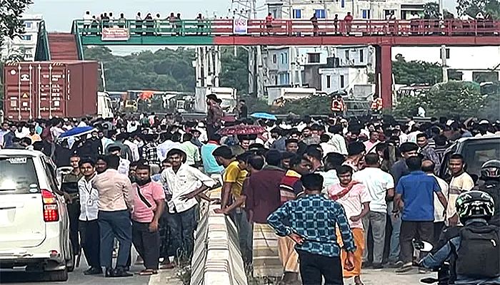 ২১ দফা দাবিতে কালিয়াকৈরে শ্রমিকদের বিক্ষোভ, ঢাকা-টাঙ্গাইল মহাসড়ক অবরোধ