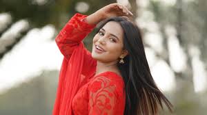 সরাসরি ত্রাণ নিয়ে হাজির সামিরা খান মাহি