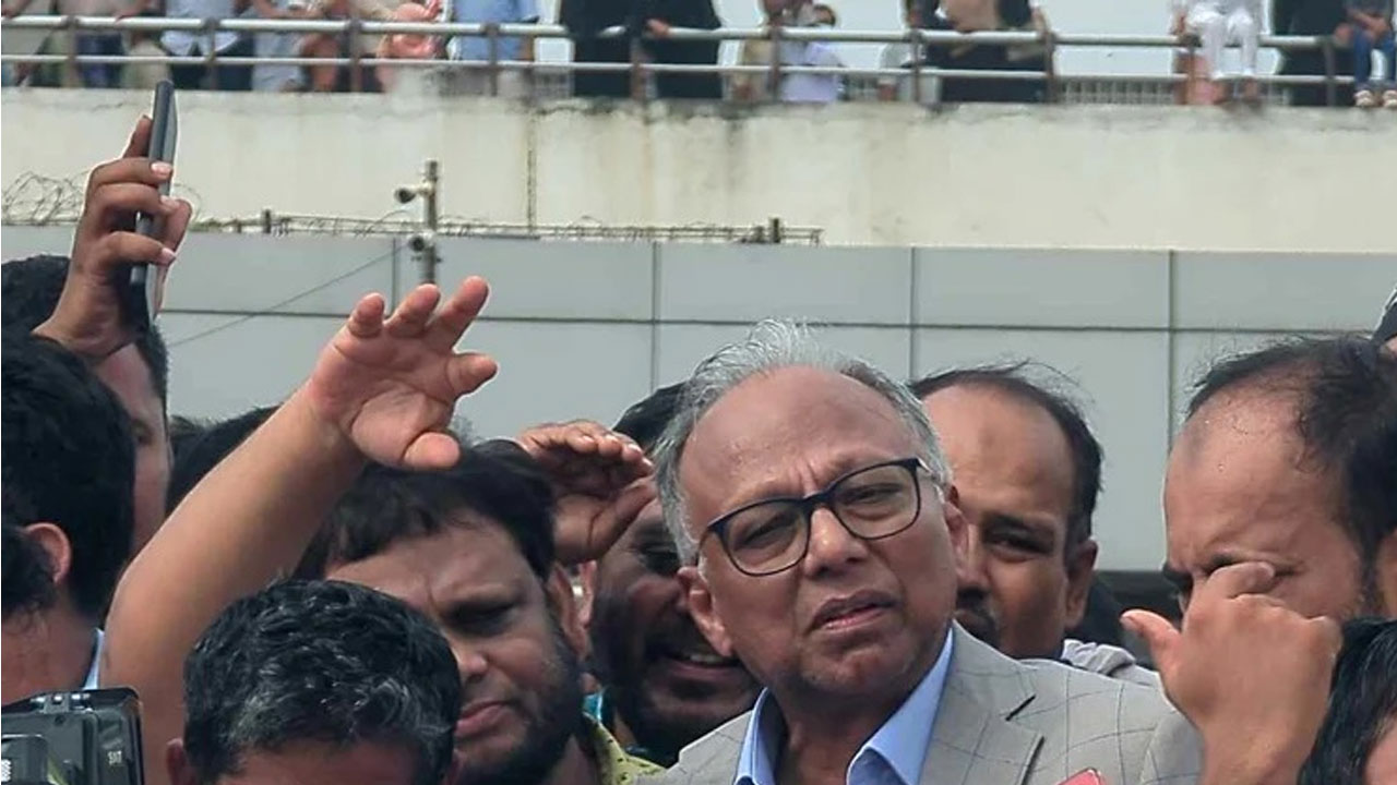 দেশে ফিরেছেন মাহমুদুর রহমান, বললেন ‘আমাকে আমার মতো লড়াই করতে দিন’