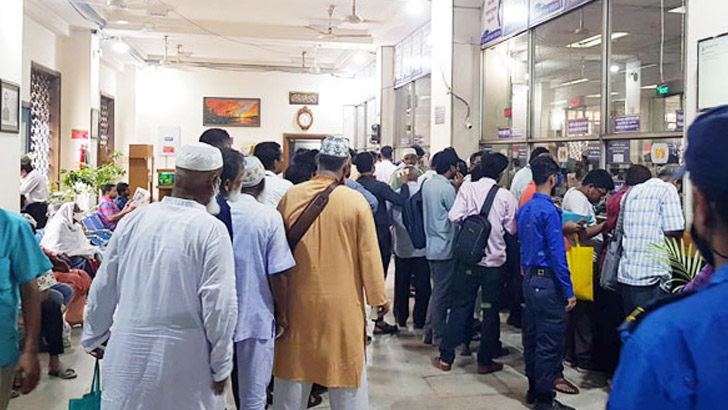 লম্বা ছুটি শুরুর আগে ব্যাংকে টাকা তোলার হিড়িক