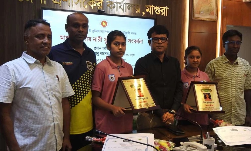 সাফ বিজয়ী দুই নারী ফুটবলারকে সংবর্ধনা
