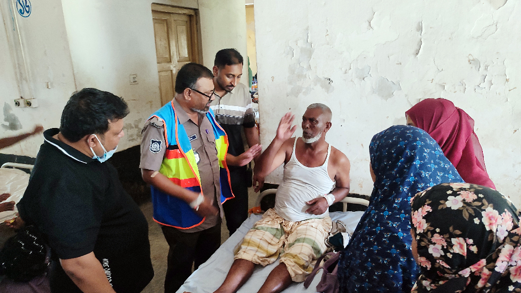 পদ্মায় বালু উত্তোলন রোধের অভিযানে গুলি, ৫ পুলিশসহ আহত ৬