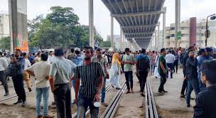 মহাখালীতে রেলপথ অবরোধ, সারাদেশে রেল যোগাযোগ বন্ধ